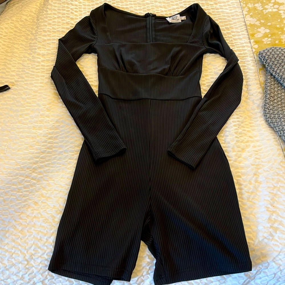 Princess Polly 1-piece fitted romper in ribbed stretch.  Empire bust. Size 2